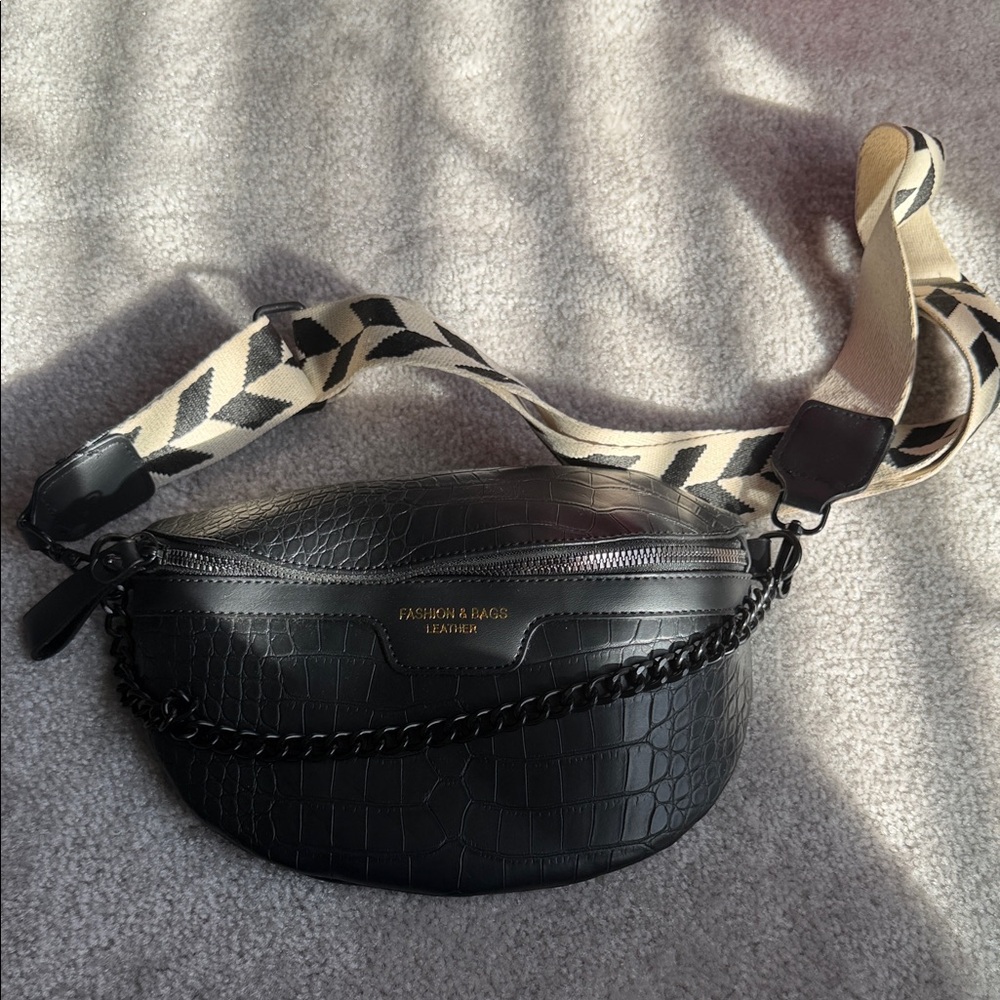 Fashion & Bags Black Croc-Embossed Crossbody